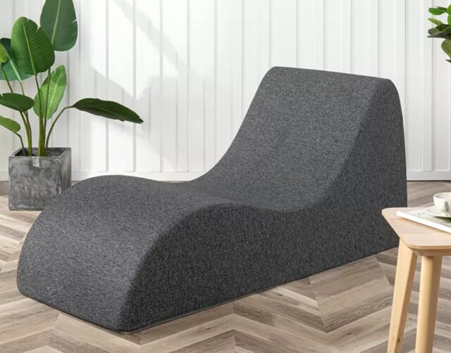 コストコのZINUS ラウンジチェア VIVON ITEM#75591。4層高反発フォームと立体カーブの人間工学デザインで快適に座れる、CertiPUR-US・エコテックス認証取得のスタイリッシュチェア