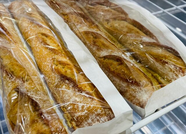 コストコのクラシックバゲット ITEM#93633。外はパリッと中はもっちり食感が楽しめるフランス風バゲット