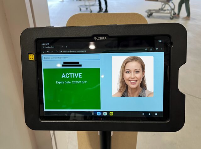 コストコに新しく設置されたスタンド型のバーコード入店チェック機械。タブレット画面に会員番号・会員氏名・有効期限・顔写真が表示される仕組み