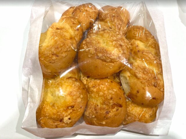 コストコのチーズツイスト 6個入り ITEM#93551。香ばしいチーズを練り込んだねじり形のベーカリー商品