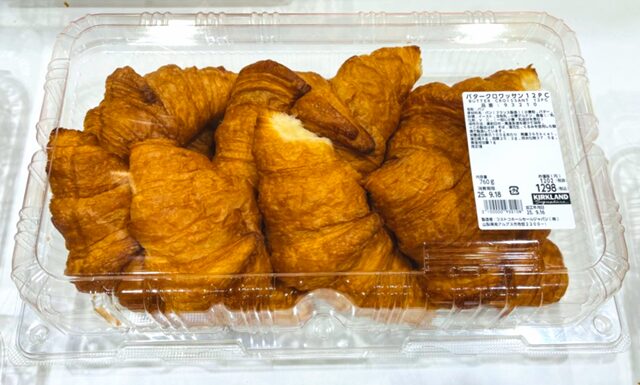 コストコのバタークロワッサン 12個入り ITEM#93210。芳醇なバターの香りとサクサク食感が楽しめるベーカリー商品