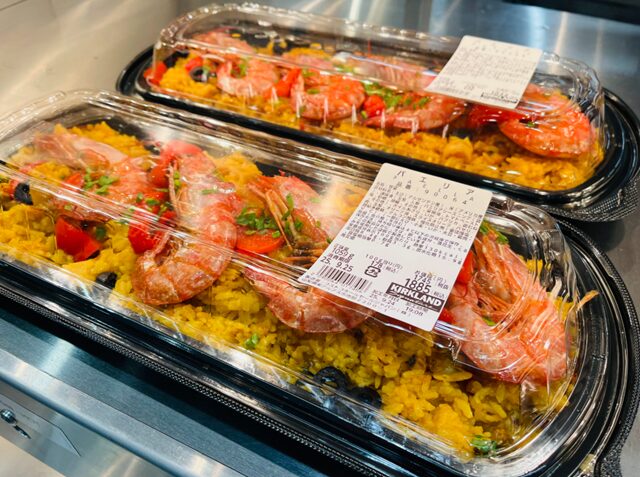 コストコ ホットデリコーナーに並ぶパエリア ITEM#90064。エビやイカなど魚介と野菜を使った彩り豊かなスペイン風惣菜