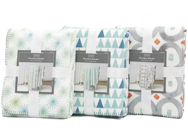 コストコのTHE YOON マイクロファイバー ハーフブランケット 100cm×150cm ITEM#71767。なめらかな肌触りで使いやすいサイズのブランケット