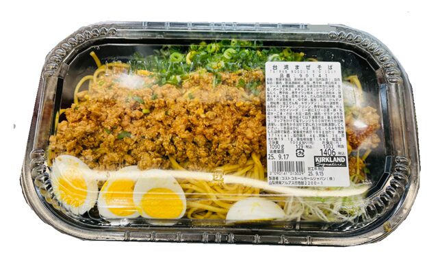 コストコの台湾まぜそば ITEM#90141。ピリ辛の肉みそと具材を太麺に絡めて味わう人気のアジアン麺料理