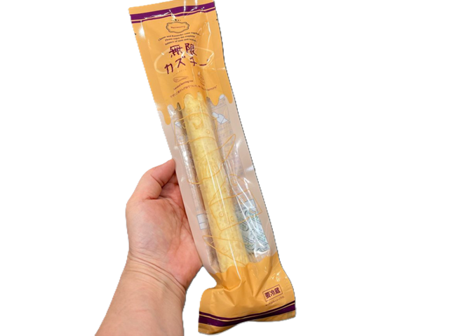 コストコの無限カズチー ITEM#78887。長いスティック状のおつまみを手に持った様子