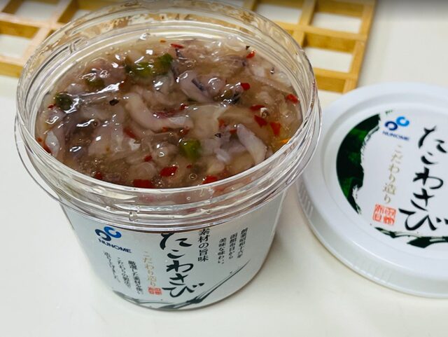 コストコの布目 たこわさび 300g ITEM#52727。蓋を外し、刻んだタコとわさびの中身が見える状態の海鮮珍味