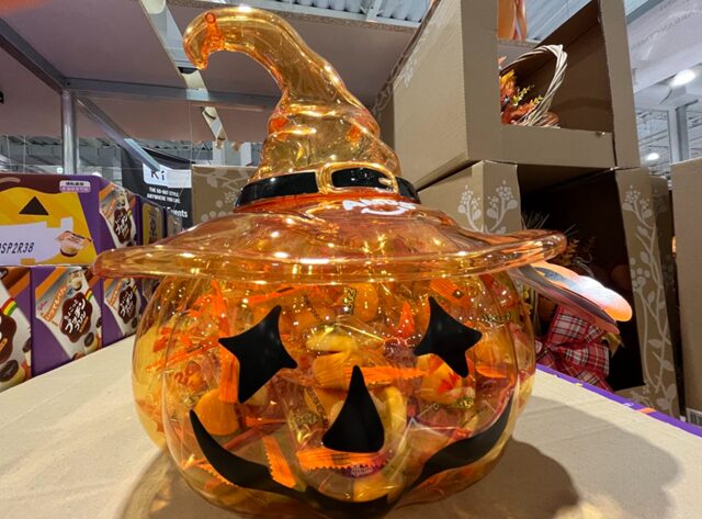 コストコで販売されているAMOS ハロウィーンバケット。かぼちゃのお化けが魔法使いの帽子をかぶったデザインの大きなバケットに、グミキャンディがたっぷり1kg入った商品。商品番号ITEM#73889。