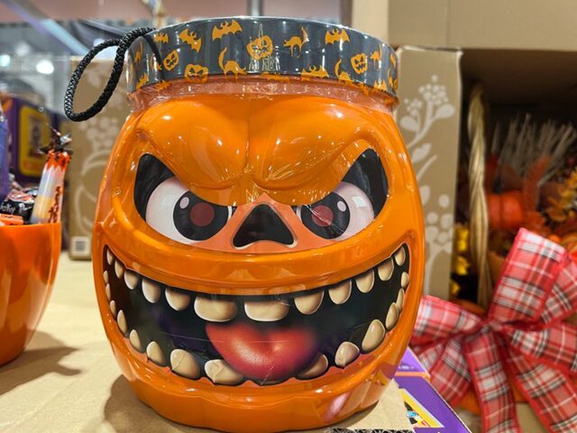 コストコで販売されているウォンキャンディ パンプキン。いかめしい顔のかぼちゃお化けバスケットに、ハロウィンデザインの棒つきキャンディがたっぷり1kg入った商品。商品番号ITEM#70832。