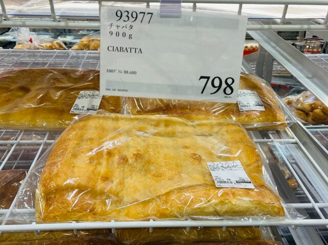 コストコベーカリーコーナーに並ぶチャパタ ITEM#93977。外はパリッと中はもっちり食感が楽しめるイタリア風パン
