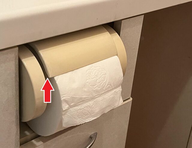 コストコトイレットペーパー を装着してペーパーホルダーの蓋がが浮いてしまう様子