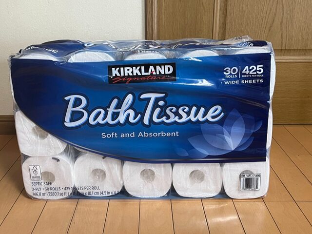 コストコトイレットペーパー 床の上に置いた全体像 青いパッケージ