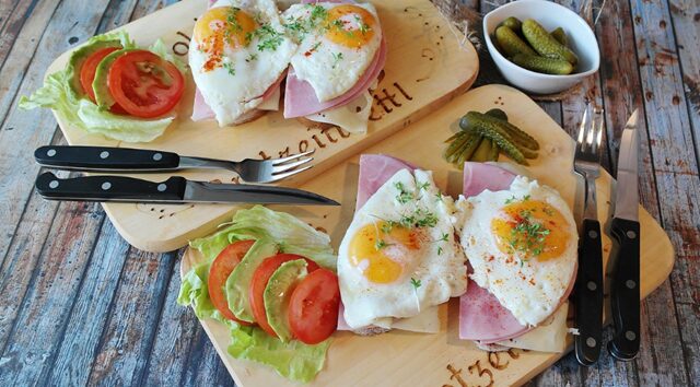 コストコパンにハムエッグをのせた朝の朝食