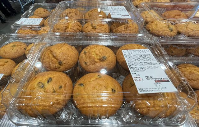 コストコベーカリーコーナーで販売されているマフィン ITEM#93949。ブルーベリーやチョコレートなど人気フレーバーが並ぶ大容量ベーカリー商品