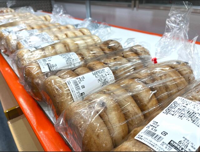 コストコベーカリーコーナーに並ぶバラエティベーグル ITEM#93980。豊富なフレーバーが選べる人気の大容量ベーカリー商品