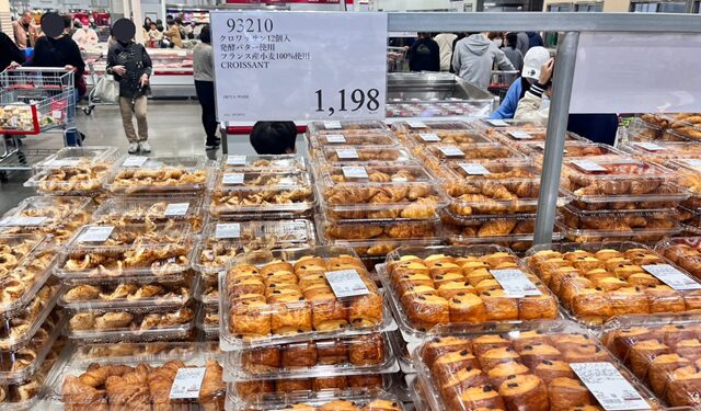 コストコベーカリー売場で買い物をする人々