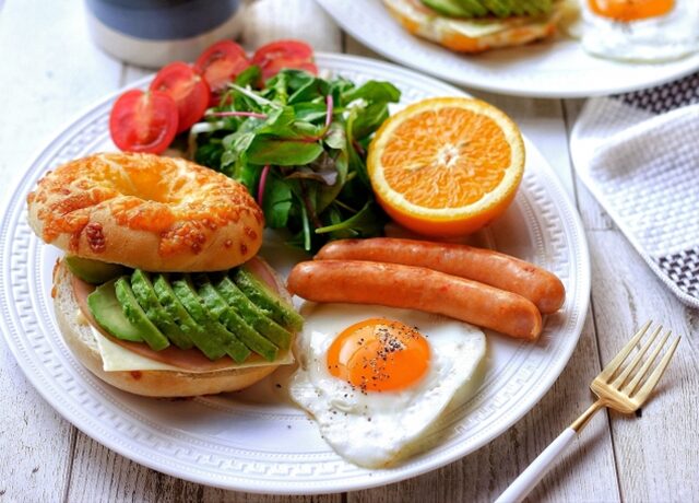 コストコのチーズベーグルにアボカド・チーズ・ハム・野菜を挟んだ朝食サンド。ボリューム満点で栄養バランスの良いベーカリーメニュー