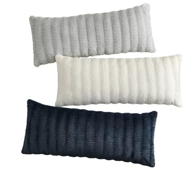 コストコのCASUAL LIVING ボディピロー 50cm×121cm ITEM#1909175。ふんわり柔らかなフェイクファー素材で快適に抱きしめられるロングピロー