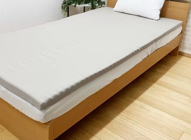 コストコの昭和西川 リバーシブル トッパーマットレス 5cm×97cm×195cm。両面仕様で季節や好みに合わせて使える快適寝具