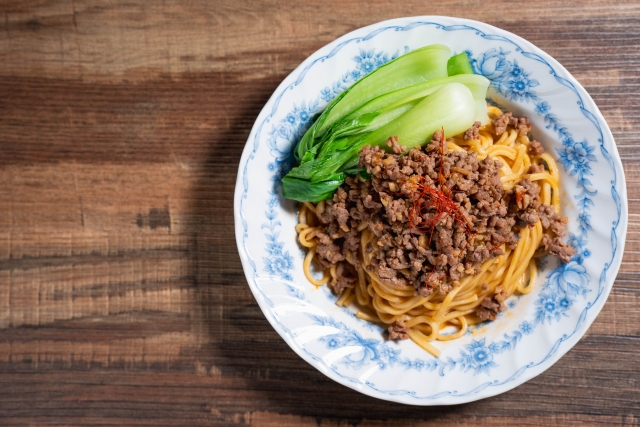 コストコの台湾まぜそばを皿に盛り付けた様子。ピリ辛肉みそと具材が太麺に絡んだボリューム満点の麺料理