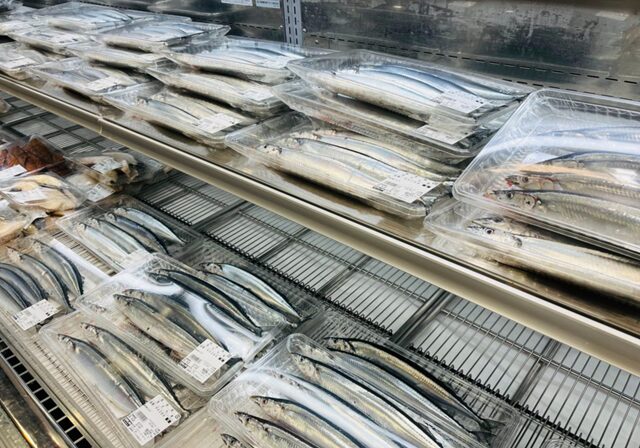 店頭に並ぶコストコの岩手県産さんま 4本入り ITEM#94204。新鮮で脂ののった国産サンマがパック詰めされた海鮮商品