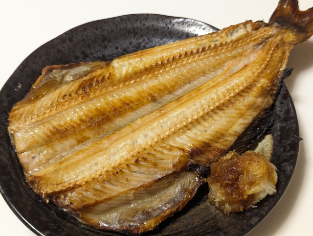 コストコの縞ホッケ開き ITEM#94528を香ばしく焼いて皿に盛り付けた様子。脂がのった身をふっくら味わえる海鮮料理