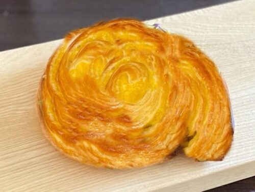 皿にのせたコストコのメロンスワール。メロン風味の甘い生地と渦巻き模様が特徴のベーカリー商品