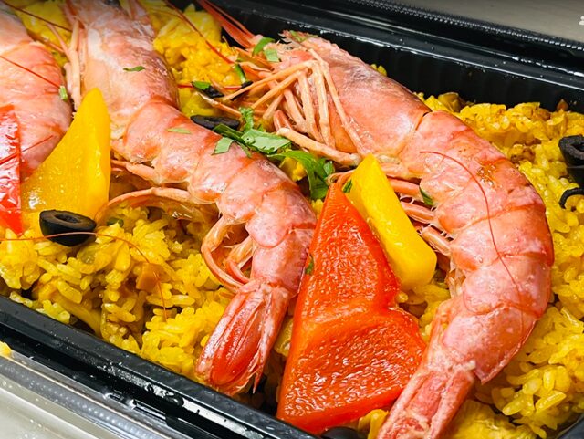 皿に盛り付けたコストコのパエリア90064