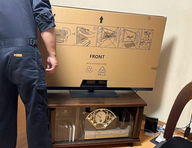 自宅公開、購入したコストテレビを設置する筆者