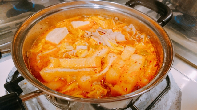 鍋てキムチスープを煮込んでいる様子