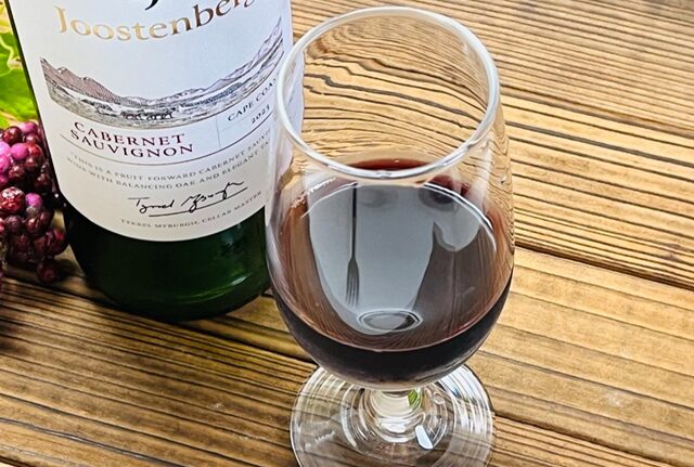コストコ「ユステンバーグ カベルネ・ソーヴィニヨン」ITEM#518726。赤ワインをグラスに注ぎ、上から撮影した写真。深みのあるルビーレッドの色合いが美しく、濃厚な果実香としっかりしたボディを感じさせる南アフリカ・ステレンボッシュ産のフルボディワイン。
