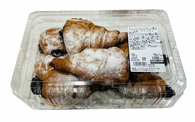 コストコ デニッシュチョココルネ ITEM#93442。サクサクのデニッシュ生地にチョコクリームをたっぷり詰めたスイーツパン。朝食やおやつにぴったり