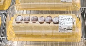 コストコ モンブランバーケーキ ITEM#93060。なめらかなマロンペーストの上に栗の粒を贅沢にトッピングした秋限定スイーツ