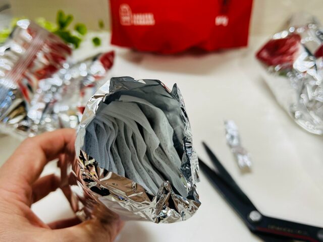 コストコ ルイボスティー アルミパックをハサミで切っている様子