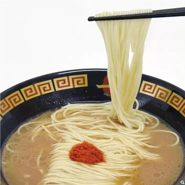 コストコ 一蘭ラーメン ITEM#54081。濃厚な豚骨スープから細麺を箸ですくい上げた、本格博多ラーメンの一口シーン