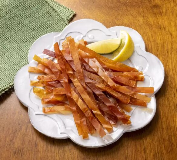コストコ 合食 するめスティック ITEM#74476。皿に盛り付けた香ばしいスルメスティック。噛むほどに旨みが広がるおつまみ