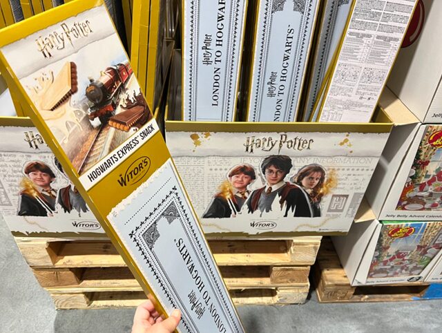コストコ WITOR’S ハリーポッター 1M スナック 24個入り ITEM#943888。ハリーポッターデザインのパッケージに個包装ビスケットバーが詰まった1メートルサイズのスナック