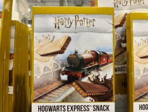 コストコ WITOR’S ハリーポッター 1M スナック ITEM#943888 のパッケージに描かれたビスケットバーの写真部分をアップで撮影。サクサク食感のチョコスナックをイメージしたデザイン