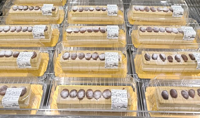 コストコベーカリーに並ぶ モンブランバーケーキ 93060