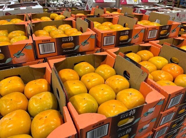 コストコ倉庫店 奈良県西吉野の柿の箱が並べられている様子