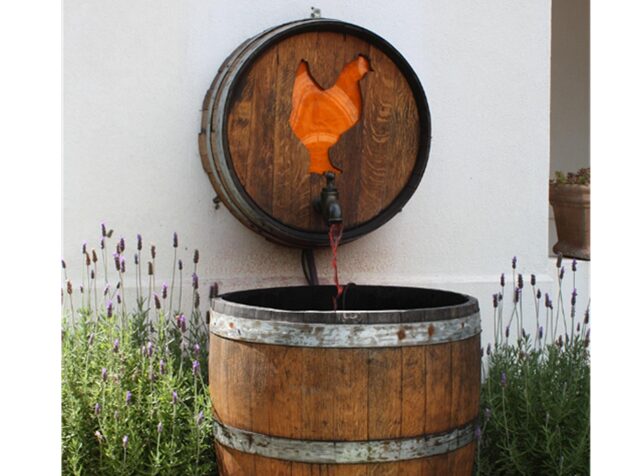 樽の蛇口からでる赤ワイン