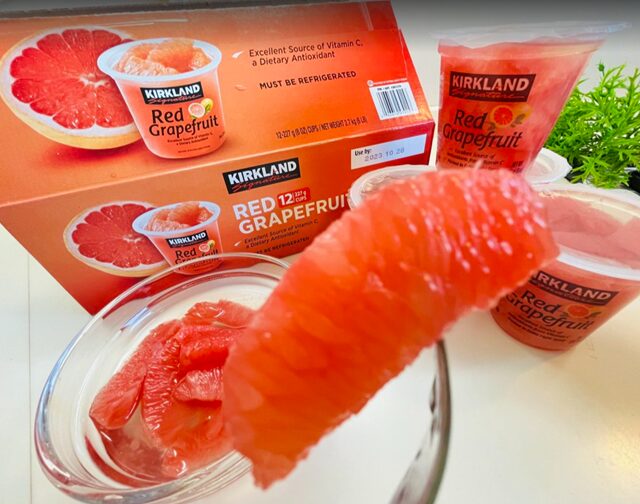 KIRKLAND SIGNATURE レッドグレープフルーツ フォークで刺して果実を持ち上げた写真 薄皮が全くないのが解る