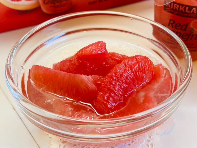 KIRKLAND SIGNATURE レッドグレープフルーツカップの中身をガラスのフルーツ用器に盛り付けた写真 ズームアップ 綺麗剥かれた1粒1粒の果肉が良くわかる