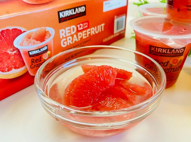 KIRKLAND SIGNATURE レッドグレープフルーツカップの中身をガラスのフルーツ用器に盛り付けた写真