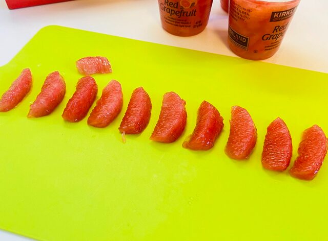 KIRKLAND SIGNATURE レッドグレープフルーツカップの果実10.5個をまな板の上に並べた写真