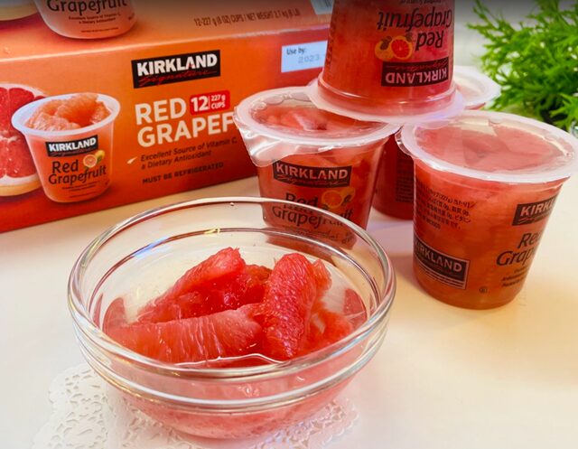 KIRKLAND SIGNATURE レッドグレープフルーツ箱・カップ・盛り付け器を並べた写真