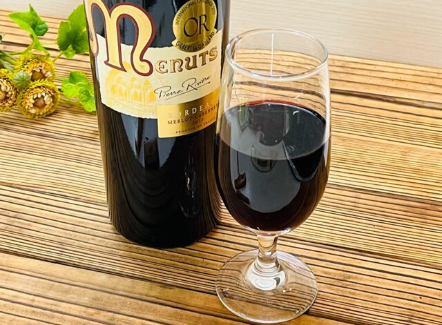 グラスに注いだメニュ ルージュボルドー とボトル554060