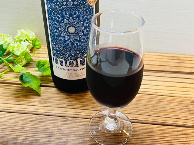 グラスに注いだモティーフ カベルネソーヴィニヨン レッド ヒルとボトル 62480