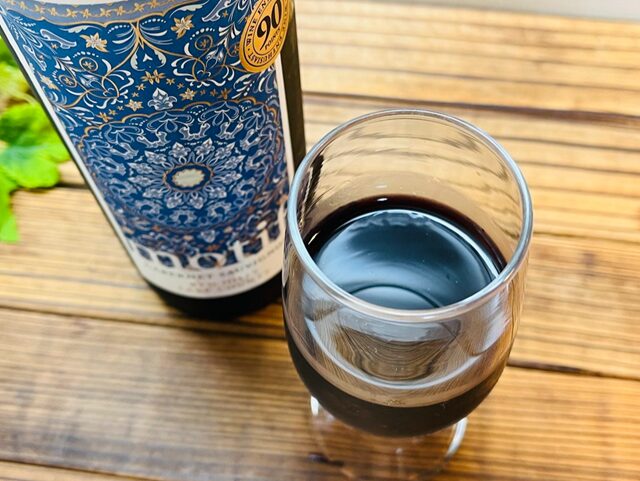 グラスに注いだモティーフ カベルネソーヴィニヨン レッド ヒルを上から撮影。深みのあるルビーレッドのワインだとわかる