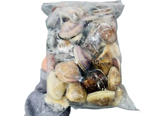 コストコ ハマグリ95663のパッケージを手に持つ写真 たっぷりの蛤が入っている