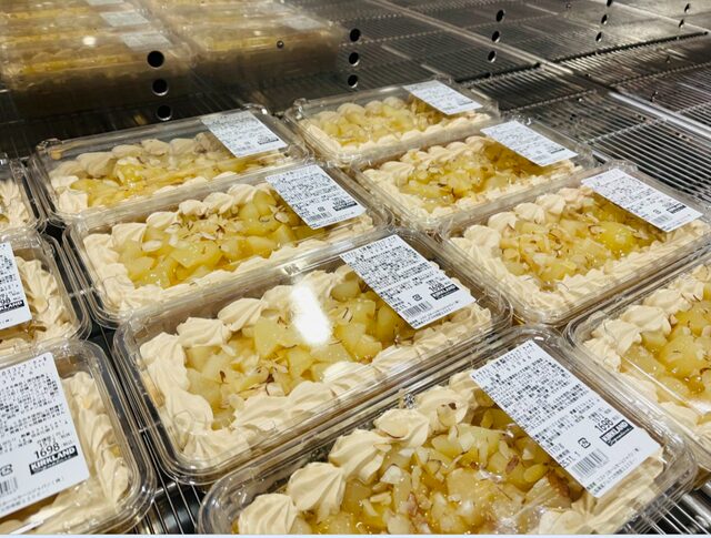 コストコベーカリーコーナーに並ぶキャラメル＆洋梨のスコップケーキ 93046